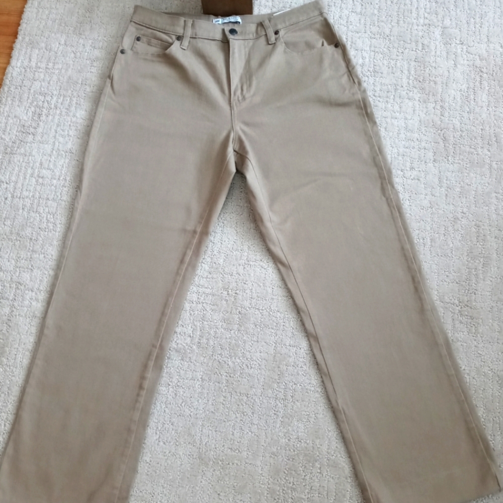 Lee Jeans women's  size 8   color light brown  Pre owned exelente conditions